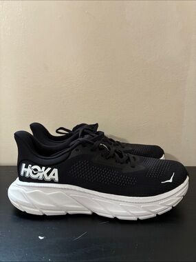 Hoka One One Arahi 7 running shoes in the black and white size 7.5